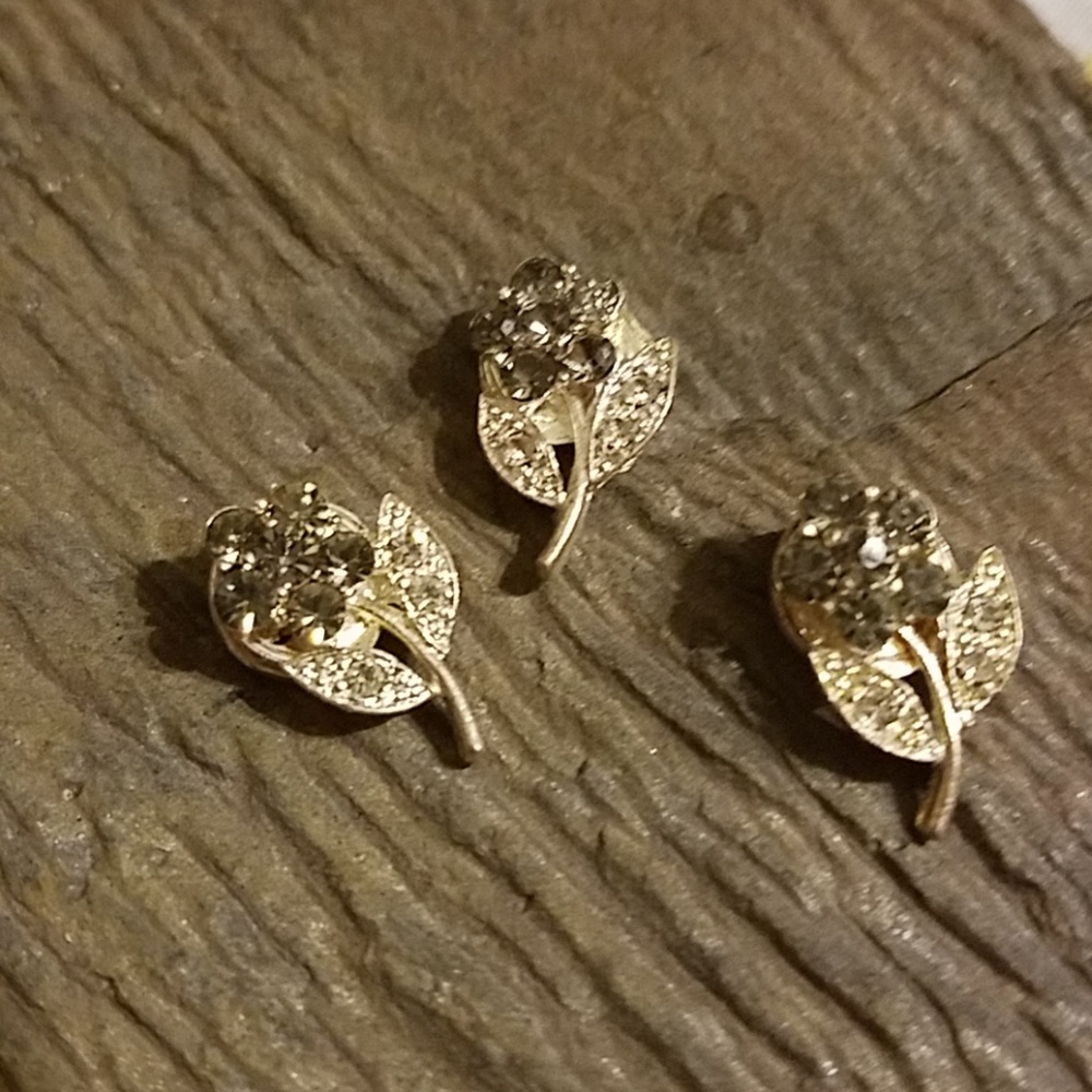 **2 for $15**Flower hair snaps